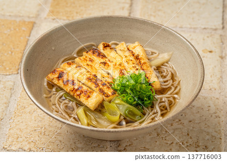 Shredded soba noodles: A refreshing Japanese-style soba dish. Shredded soba noodles: A refreshing Japanese-style soba dish. 137716003
