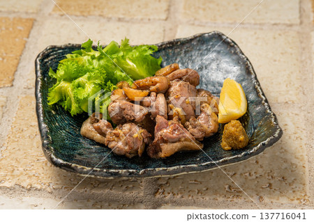 烤雞腿:一道用木炭烤製而成,散發著濃鬱香味的雞肉菜餚。 烤雞腿:一道用木炭烤製而成,散發著濃鬱香味的雞肉菜餚。 137716041