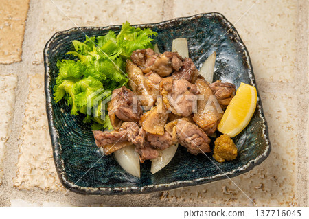 烤雞腿:一道用木炭烤製而成,散發著濃鬱香味的雞肉菜餚。 烤雞腿:一道用木炭烤製而成,散發著濃鬱香味的雞肉菜餚。 137716045