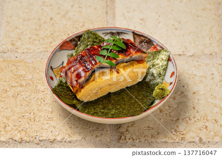 鰻魚蛋捲：一種奢華的日本料理，由鰻魚和雞蛋捲在一起而成。 137716047