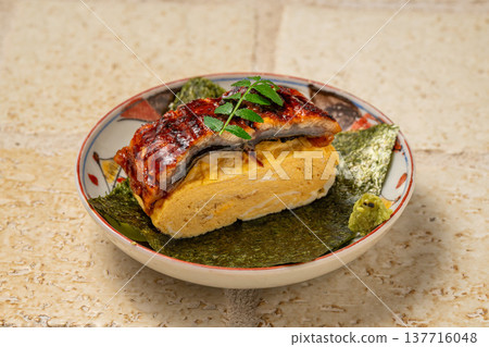 鰻魚蛋捲：一種奢華的日本料理，由鰻魚和雞蛋捲在一起而成。 137716048