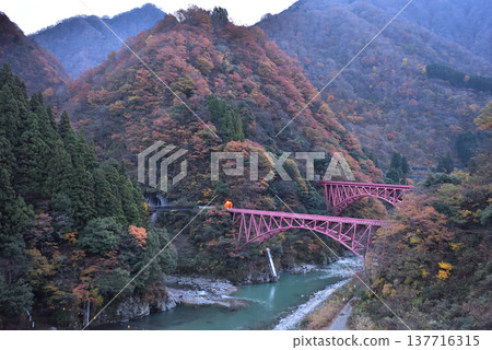 黑部峽谷的秋葉：清晨的山彥橋和新山彥橋。 137716315