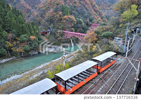 黑部峽谷的秋葉：清晨的山彥橋和新山彥橋。 137716316