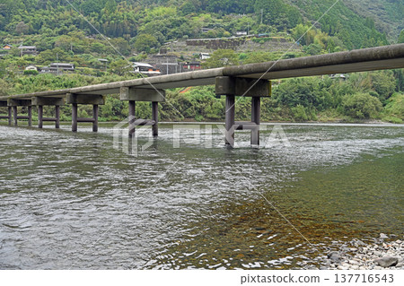 The scenery of the Iwama Submersible Bridge, surrounded by the clear waters of the Shimanto River and the surrounding mountains. The scenery of the Iwama Submersible Bridge, surrounded by the clear waters of the Shimanto River and the surrounding mountains. 137716543