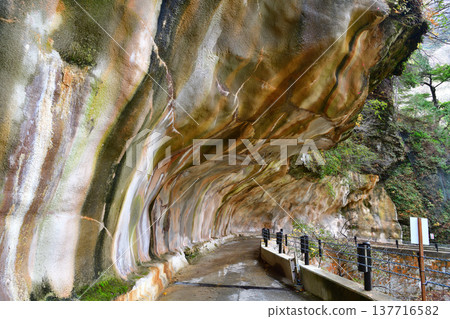Kurobe Gorge Railway, Keyakidaira's Man-Eating Rock 137716582