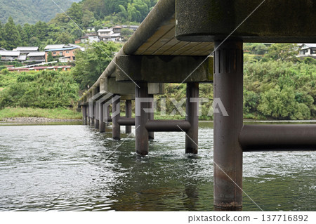 堅固的橋墩和沿著石間潛水橋橫跨四萬十川的道路 堅固的橋墩和沿著石間潛水橋橫跨四萬十川的道路 137716892