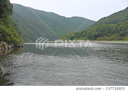 The vast expanse of the Shimanto River and the scenery of the mountains surrounding the Iwama Submersible Bridge. The vast expanse of the Shimanto River and the scenery of the mountains surrounding the Iwama Submersible Bridge. 137716955
