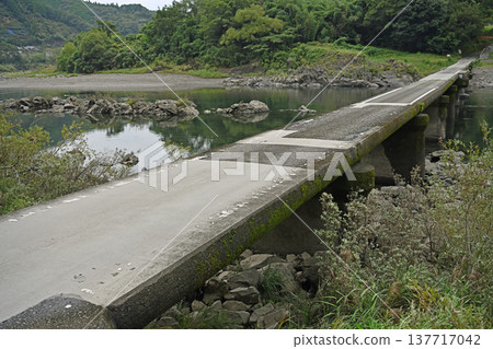 橫跨四萬十川的岩間潛水橋路面以及延伸至對岸的景色。 137717042