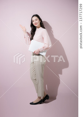 A full-body business image in spring colors, conveying growth, positivity, and a sense of happiness; an image for recommendations and introductions. 137717299