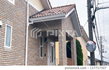 入口處設有有頂棚的門廊（門廊屋頂和裝飾柱） 137717307