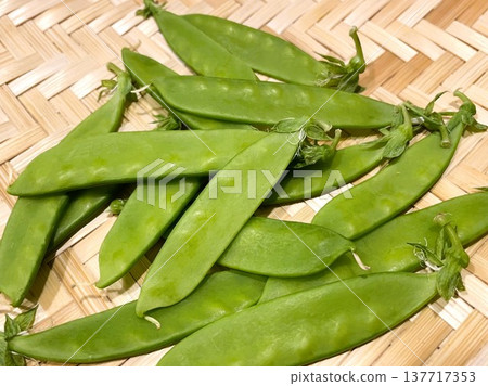 Snow peas (snow peas) are in season in spring. Snow peas (snow peas) are in season in spring. 137717353
