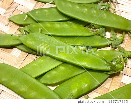 Snow peas (snow peas) are in season in spring. Snow peas (snow peas) are in season in spring. 137717355