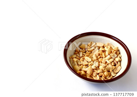 研缽中碾碎的花生，白色背景。 137717709