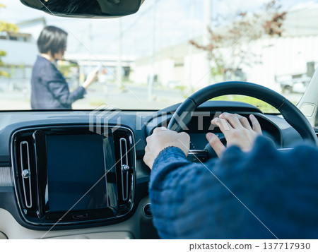 一名司機向過馬路的女子鳴喇叭 一名司機向過馬路的女子鳴喇叭 137717930