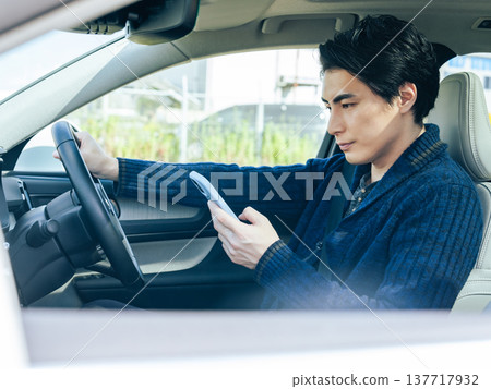 男司機在車上使用智慧型手機 男司機在車上使用智慧型手機 137717932