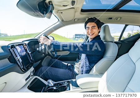 男司機微笑開車的車內場景 137717970