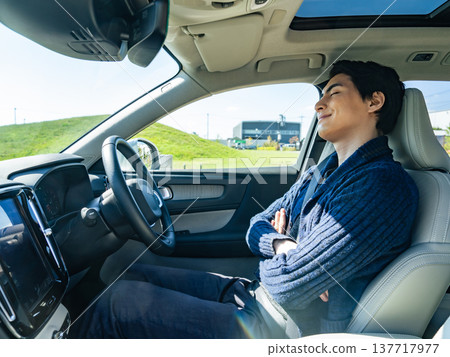 男司機睡在汽車駕駛座上 137717977