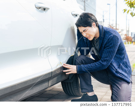 一名鬱悶的男司機在交通事故中將車身撞凹 一名鬱悶的男司機在交通事故中將車身撞凹 137717991