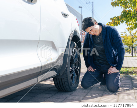 一名鬱悶的男司機在交通事故中將車身撞凹 一名鬱悶的男司機在交通事故中將車身撞凹 137717994
