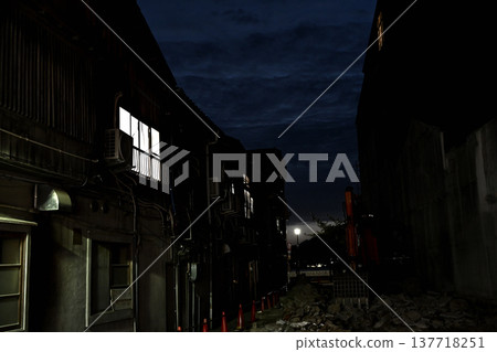 A Showa-era house demolition site is plagued by strange rumors. 137718251