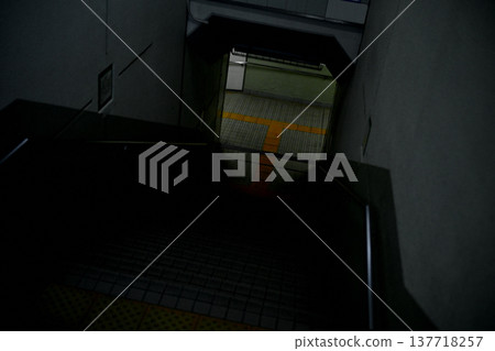 Horror! The only sound you can hear is footsteps in the underground passage in the middle of the night. Horror! The only sound you can hear is footsteps in the underground passage in the middle of the night. 137718257