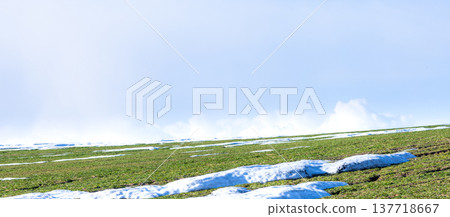 北海道美瑛市山坡上,春末夏初,白雪尚未完全消融,可以看到一片麥田景色。 北海道美瑛市山坡上,春末夏初,白雪尚未完全消融,可以看到一片麥田景色。 137718667