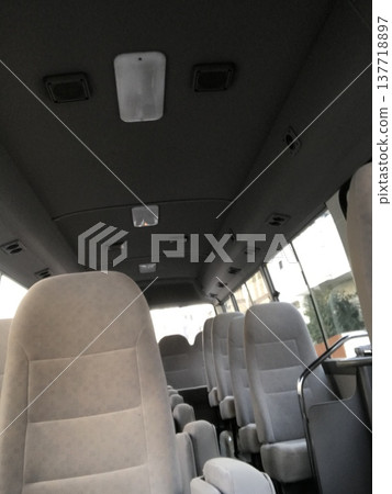 從巴士內部看到的景色 137718897