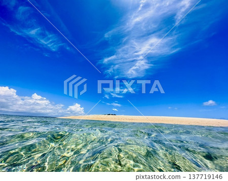 沖繩:知念海灘宇賀美島的清澈海水與蔚藍天空 沖繩:知念海灘宇賀美島的清澈海水與蔚藍天空 137719146