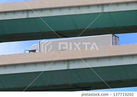 Metropolitan Expressway and logistics truck image Metropolitan Expressway and logistics truck image 137719202