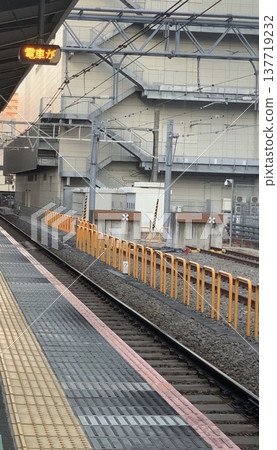 The train comes. The train comes. 137719232