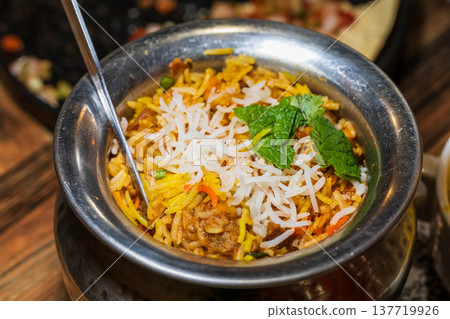盛裝在傳統金屬罐中的道地印度香料飯 137719926