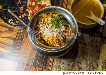 盛裝在傳統金屬罐中的道地印度香料飯 137719927
