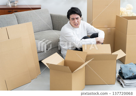 一個還沒收拾搬家物品的男人（紙箱、整理、歸檔） 137720068