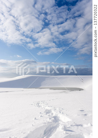Snowy landscape of Tottori Sand Dunes Snowy landscape of Tottori Sand Dunes 137720322