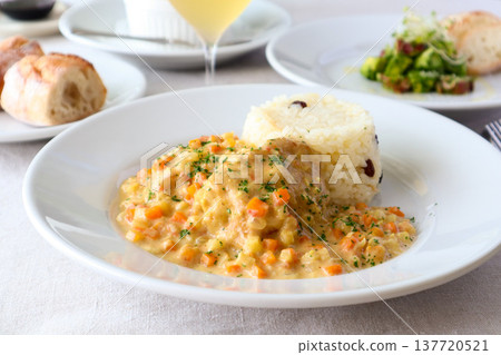 雞肉咖哩奶油燉菜配馬德拉米飯——西式午餐 137720521