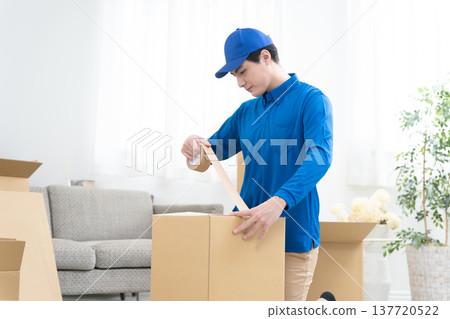 負責包裝的送貨人員。 137720522