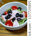家常菜：小碗沙拉，火腿，生菜，西紅柿，黑豆。 137720805