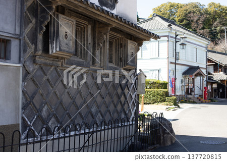 位於知多市岡田的倉庫,其牆壁採用魚子燒風格。 位於知多市岡田的倉庫,其牆壁採用魚子燒風格。 137720815