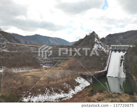 馬基奧水壩的冰凍溢洪道和水壩下游的綠色公園。 馬基奧水壩的冰凍溢洪道和水壩下游的綠色公園。 137720875