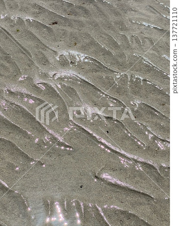 沖繩本島海中公路在退潮時會呈現美麗的沙紋和波光粼粼的潮間帶水窪。 137721110