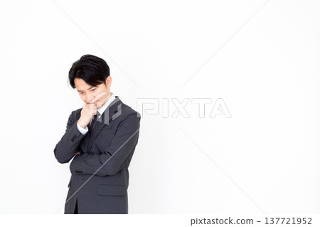 一位中年男性商人穿著西裝，憂心忡忡 137721952