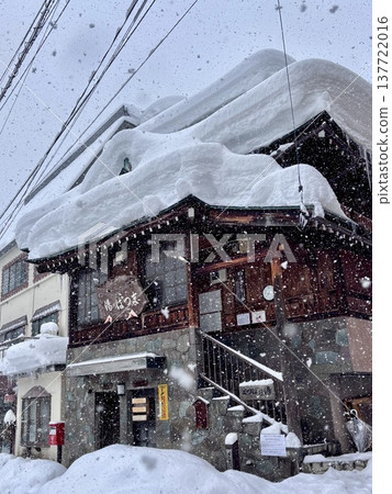 野澤溫泉的松葉之湯溫泉,被厚厚的積雪覆蓋。 野澤溫泉的松葉之湯溫泉,被厚厚的積雪覆蓋。 137722016