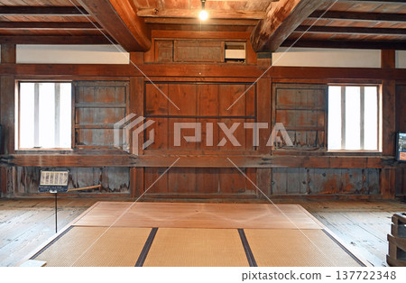 The tatami-floored space on the top floor of the keep of Uwajima Castle, one of the 12 remaining castle keeps, and the beauty of traditional wooden architecture. The tatami-floored space on the top floor of the keep of Uwajima Castle, one of the 12 remaining castle keeps, and the beauty of traditional wooden architecture. 137722348