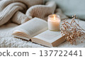 雅緻的房間、書籍和蠟燭 137722441