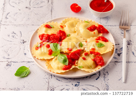 Ravioli with tomato sauce and basil 137722719