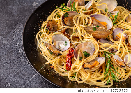 Seafood pasta with clams Spaghetti alle Vongole 137722772