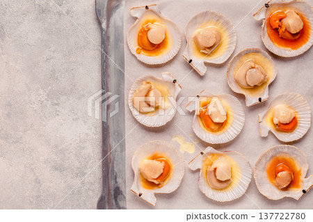 Cooked scallops with melted butter Cooked scallops with melted butter 137722780