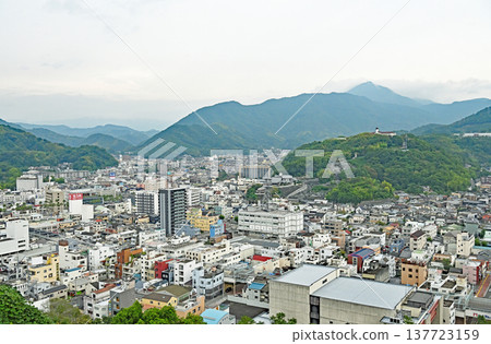 從現存的宇和島城天守閣上眺望,可以看到群山環繞的宇和島市全景。 從現存的宇和島城天守閣上眺望,可以看到群山環繞的宇和島市全景。 137723159
