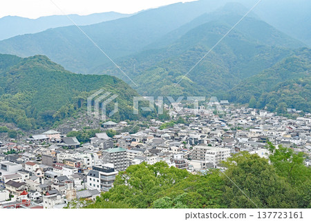 A panoramic view of the city of Uwajima, surrounded by mountains, as seen from the keep of the existing Uwajima Castle. 137723161