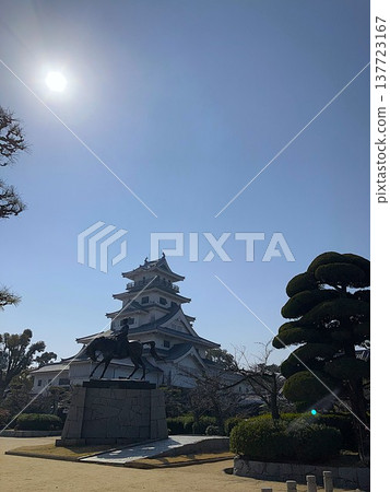 Imabari Castle keep, the equestrian statue of Todo Takatora, and the blue sky (Imabari City, Ehime Prefecture) Imabari Castle keep, the equestrian statue of Todo Takatora, and the blue sky (Imabari City, Ehime Prefecture) 137723167